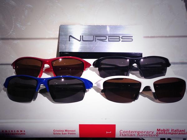 執事眼鏡eyemirror Nurbs 1 度付サングラスとして使用する事を前提とした純国産スポーツサングラスブランドでございます 日本人の顔幅に合わせた設計で 掛け心地も良く 歪みを補正した高カーブレンズをリーズナブルな価格で入れる事が可能でござい