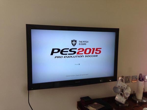 sendydesta's tweet photo.  "@PES_ID: Malam minggu main PES2013? PES2014? Masih jaman sob? Hahaha *peace* http://t.co/klqslB73nW"