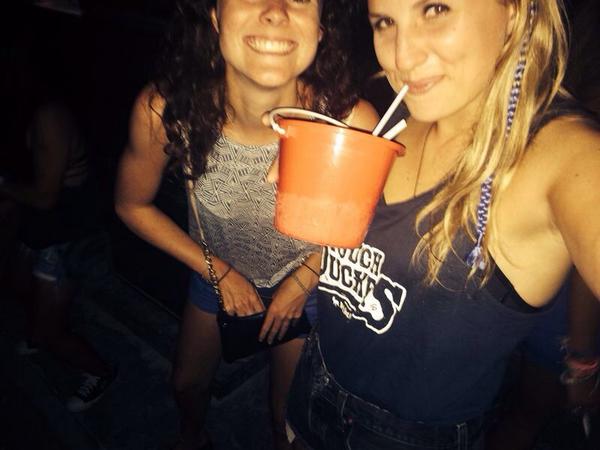 KeyCharlotte's tweet image. Our failed photo but reunited with this girl in Thailand for four days 😘😘 @elllaloc