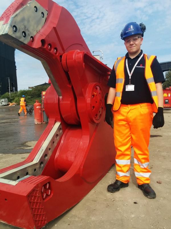 MarkColeman71's tweet photo. #snapoftheday @colemanandco new MSD4500 demolition shear gets approval from HSQE trainee Richard Stafferton #beast http://t.co/nTy7ZBTmuI