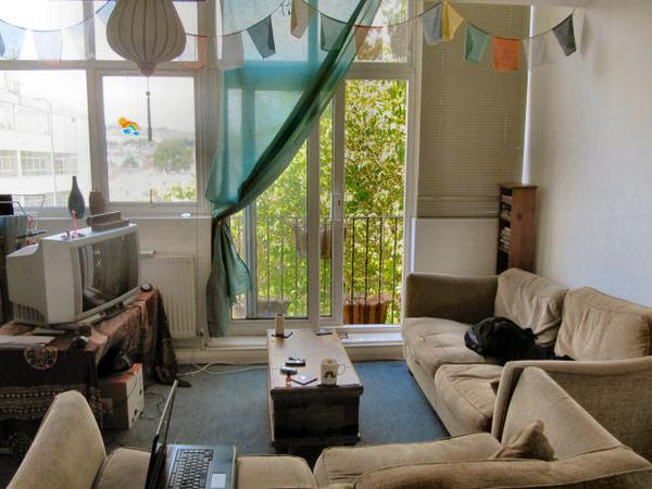 HomeletsBtn's tweet image. Large 1 dbl bed top floor flat to let. Large open plan kitchen area + unrestricted parking on street. #Brighton #2let