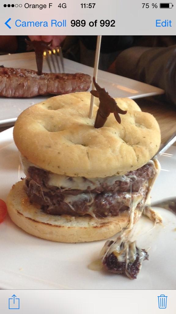 nicolasbitar's tweet photo. J'ai mangé le #big #red #cheese #burger chez #redbeef à #Luxembourg. Mon avis ici http://t.co/KGtl5DeZk9 #foodporn http://t.co/sEb9PmBZqN