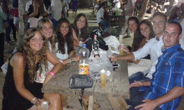 merote7's tweet photo. En el cortijo con las más bonitas @elisafelix93 @aaaaangy @elena_parra7 @arsealonso @VickyCome http://t.co/xeRQGudK5y
