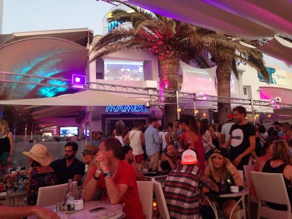 Can't believe <a href="/elliegoulding/">Ellie Goulding</a> was sitting next to us in cafe mambo