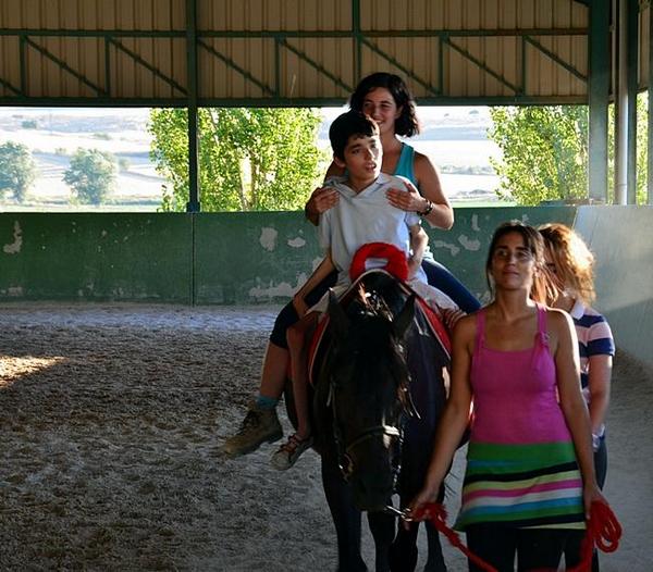 Extremadura7D's tweet photo. Zooterapia Extremadura, un lugar donde los caballos ayudan a las personas. VÍDEO-REPORTAJE. http://t.co/KJXN4qEFVR http://t.co/ux13wyG6dZ