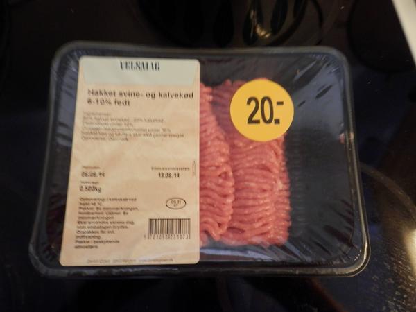 john1966olsen's tweet photo. Fik pakket det hakket #Svin & #Kalv med i 4 stykker fra igår i fryser. Er 5 kr.pr. #Hakkebøf #MongoFoto http://t.co/mKVIpyRd5a