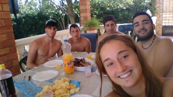 LaraCarrascosa9's tweet photo. Comidita en el monte el otro dia con esta gente 😀😀 http://t.co/Wlp5BGf2J0