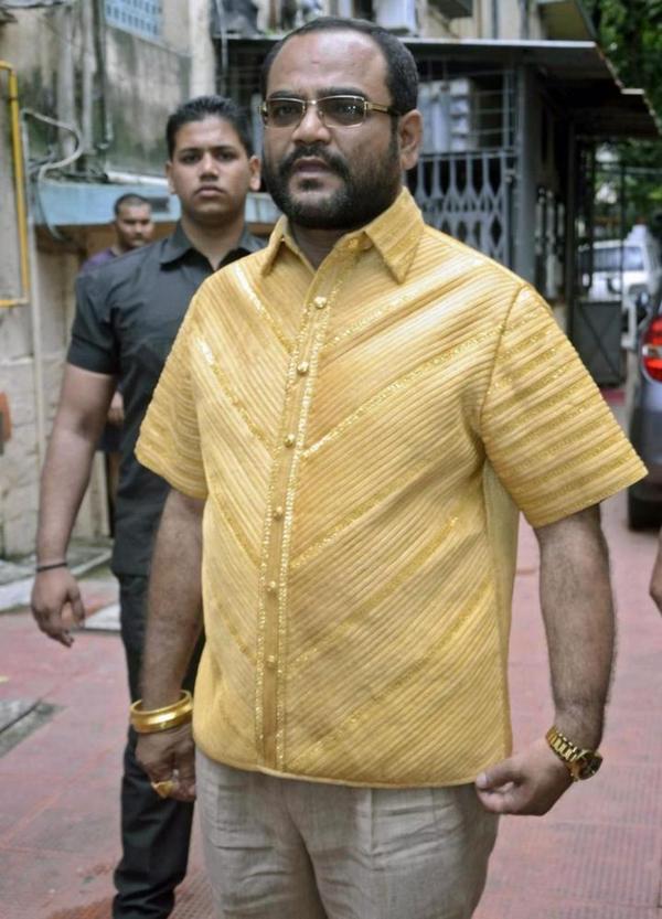 A shirt that's worth nearly a quarter of a million dollars?! It's our Fit of the Day: x.genius.com/Fashion-genius… |