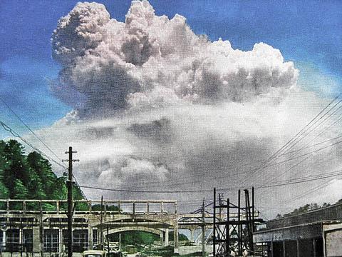 早川いくを 怖いへんないきものの絵 Pa Twitter 長崎への原爆投下から15分後に撮影されたキノコ雲 この下の部分に 普段見慣れた 自分の家の周りの風景を当てはめて考えると 如何に不気味で恐ろしい出来事だったか想像できる Http T Co Pezldlnjgd