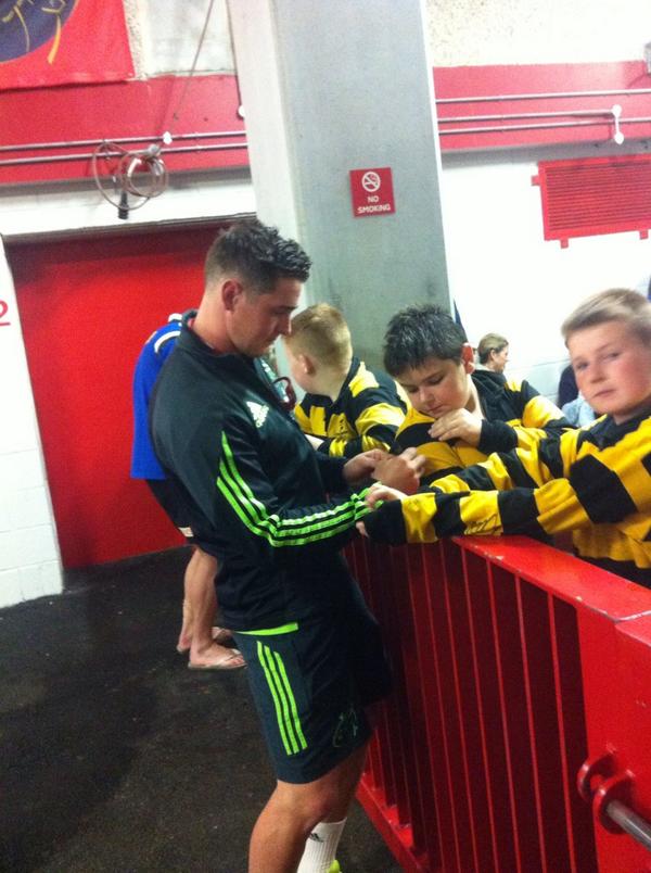 WorldClubSevens's tweet photo. @Munsterrugby Capt @RonanOMahony1 looking after the Fans #NiceOneLAD #limerickWC7s http://t.co/kwOTHFqyIK