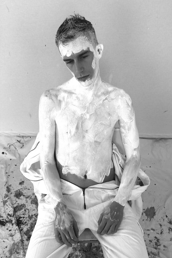 NeilCurtisNews's tweet photo. The #drunk guy gets #white on #neilcurtis #replaceclotheswithpaint #rcwp #bodypainting at http://t.co/AmIZZEJOEB http://t.co/4uoi5Vf4qB