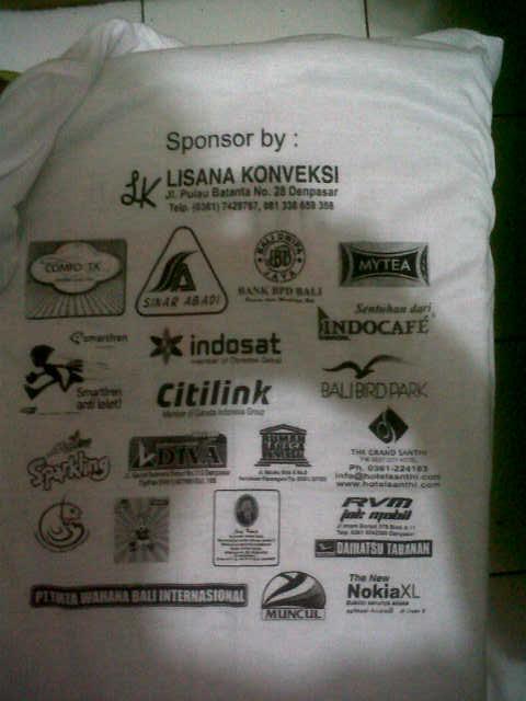 ketutboyke's tweet photo. 6. Nih foto kaos bagian belakang. Lihat di pojok kiri bawah. Tulisan paling panjang melintang #ModusReklamasi http://t.co/m9HYXW74dh