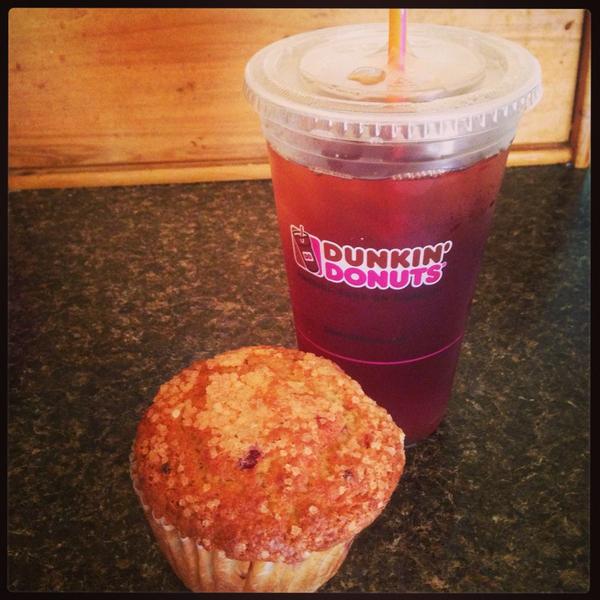Samantha12Sue's tweet photo. #MyDunkins #IcedTea #MostlyMuffins #RaspberryMuffin #NomNomNom http://t.co/AIwv7lFL1V