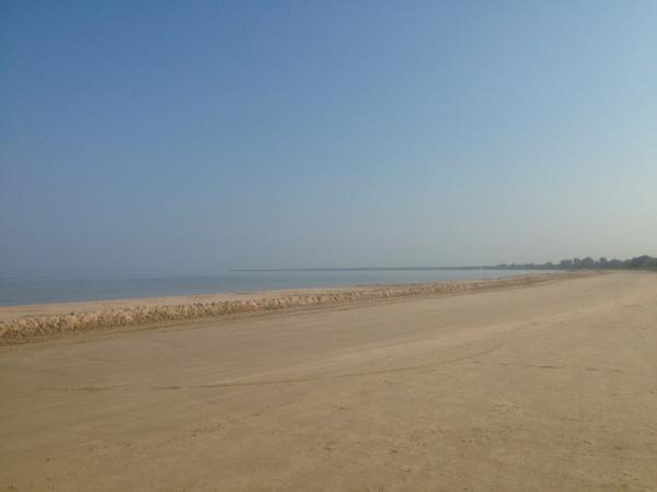 LindShepherd's tweet image. Empty beach for a morning run #perfect