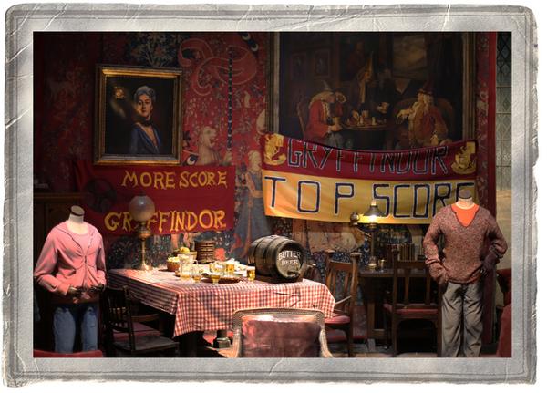 As part of #BludgersAndBroomsticks, the Gryffindor common room set has some scarlet and gold additions!