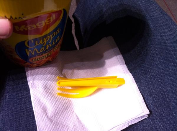 sanban's tweet image. Foldable spoon with maggi cup noodles. #coolpackaging