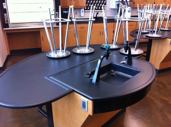 “@MParkerCPS: <a href="/kristinwest13/">Kristin West</a> check out these lab tables ”<a href="/DixieWilliams90/">Dixie Williams</a>
