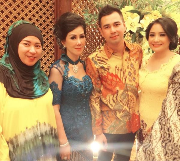 Pertemuan keluarga Raffi Ahmad dan Nagita ©Twitter.com/Mellygoeslaw
