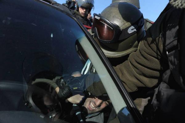 myriambregman's tweet image. Reflejo del trato de Gendarmería a manifestantes. Le aplastan la cabeza c/vidrios de ventanilla q ellos rompieron