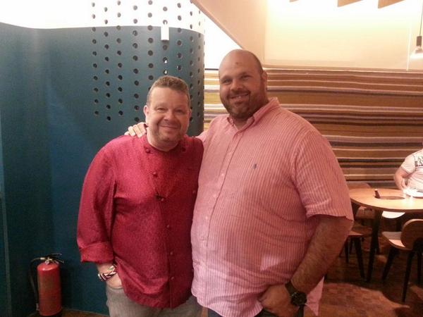eduarnava1979's tweet photo. Dos grandes @albertochicote @eduarnava1979 en un gran sitio @RestYakitoro http://t.co/alYsbbXV5J
