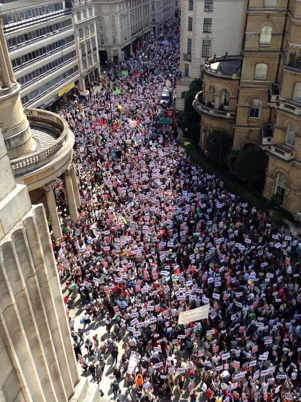 olgarodriguezfr's tweet photo. Multitudinaria manifestación en Londres por #Gaza denunciando la matanza. Decenas de miles llegados de todo UK: http://t.co/ISvdlCzove