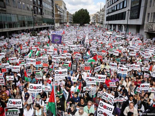 olgarodriguezfr's tweet photo. Multitudinaria manifestación en Londres por #Gaza denunciando la matanza. Decenas de miles llegados de todo UK: http://t.co/ISvdlCzove