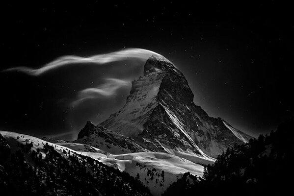 _Paisajes_'s tweet photo. Fotografía nocturna del Matternhorn, la impresionante montaña de los Alpes. http://t.co/hREPXaS1Hh