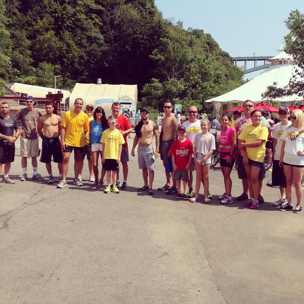 CruiseNiagara's tweet photo. Amazing day with Mike Strange and his #BoxRun marathon, 90 marathons in 90 days! #NiagaraCruises http://t.co/Q4Mog3FRuX