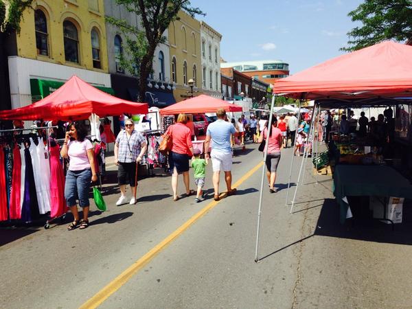EyeofBrampton's tweet photo. “@kennedysandy1: It's a beautiful day at the farmer's market in #Brampton! Lots of people here! http://t.co/IkTii8swpd”