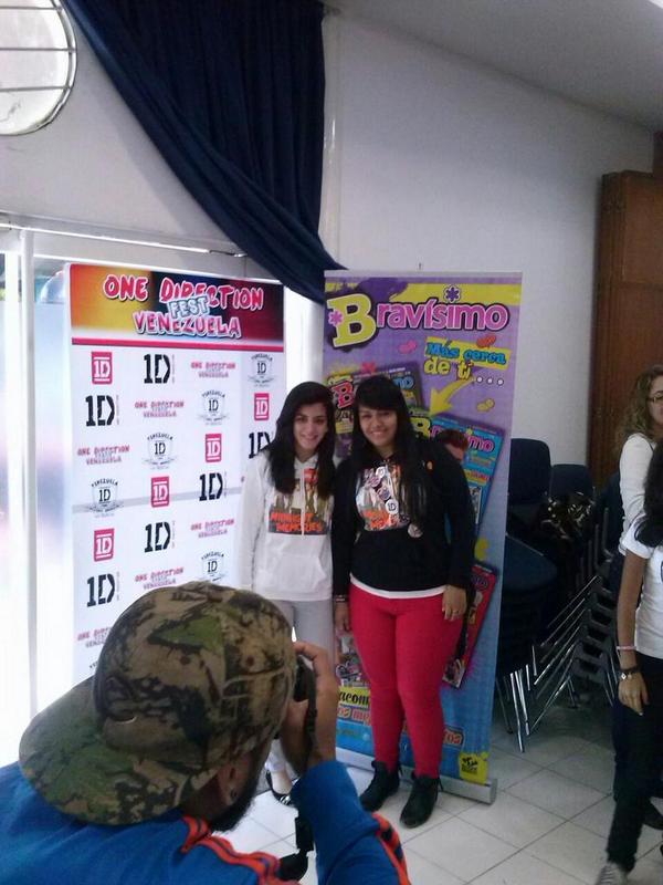 BravisimoNews's tweet photo. Las chicas posaron para el bravilente #OneDirectionFestVenezuela @_Venezuela1D_ http://t.co/BGyISePCuz