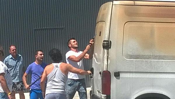 edu_005's tweet photo. Joven de Paradas ayudando a los bomberos a apagar un fuego en un taller de coches, al lado del poligono los Alberos http://t.co/TIYWPIuJC6