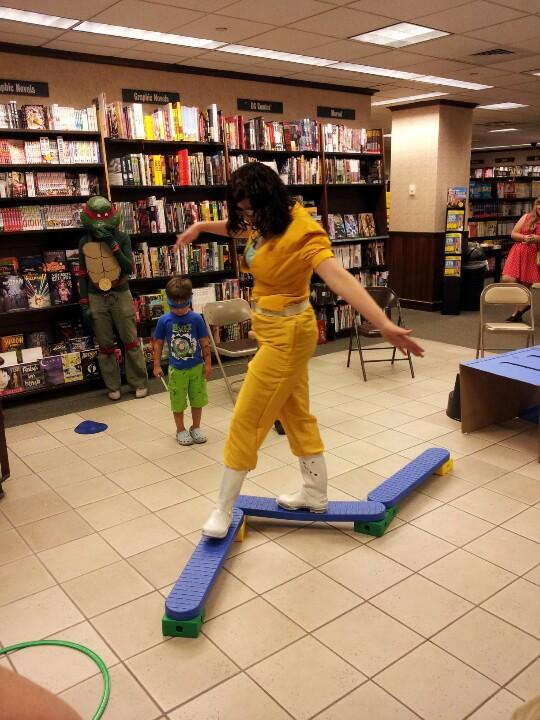 BookstoreCat's tweet photo. Teenage Mutant Ninja Turtle obstacle course training @BNRittenhouse @BNBuzz #GetPopCultured http://t.co/N3Yq36PfoH