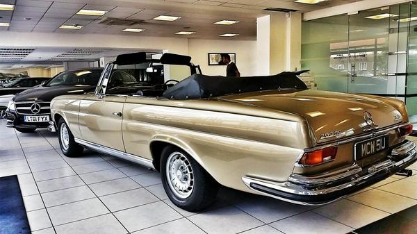 Kr15hna_M's tweet image. Pristine #280se 3.5 at #kamsoflondon #mercedesbenz #benz #classicbenz #mbfanphoto @MercedesBenzUK @MercEnthusiast