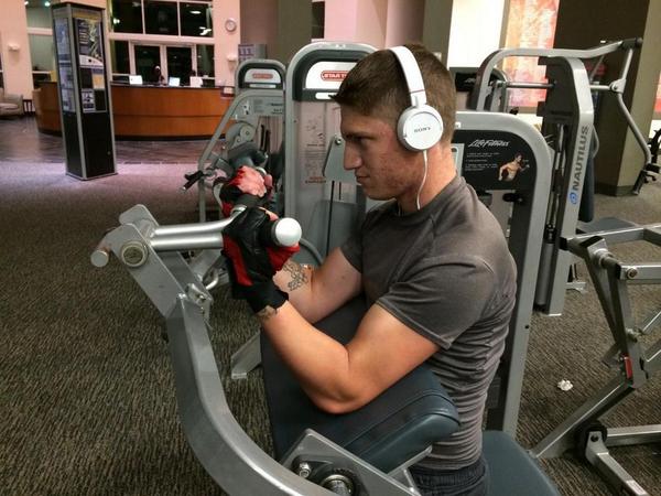 jacobacastro15's tweet photo. At LA Fitness.  About to curl 110! http://t.co/6TxQy1kI3C