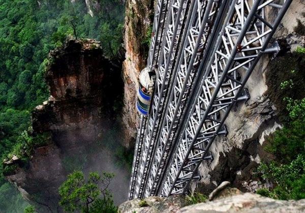 أطول مصعد في الهواء الطلق يبلغ طوله ٣٦٢ متر في مدينة هونان في الصين بنيت على جانب منحدر الكوارتز