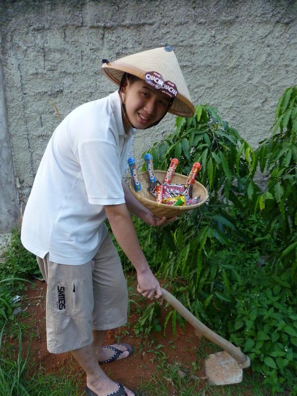 hubertdaryanto's tweet photo. @ChaCha_Cokelat Cangkul terus agar tanahnya tambah subur dan panennya tambah banyak #HvFunGoNuts http://t.co/V0wGxDd3Qt