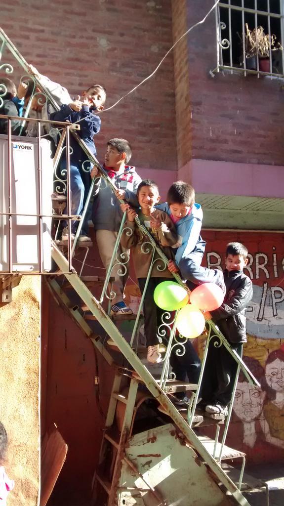 Acá estamos ya festejando con los niños y niñas en el barrio Güemes!