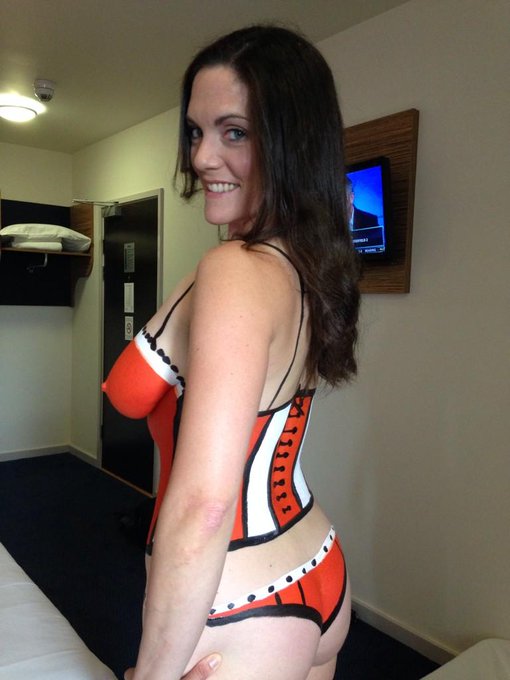 Quick dash home from body painting shoot...Paint is off, webcam is ON! Who's in? http://t.co/Ef9gHdNVjq<a href="/tag/thong"class="tags"><span>#thong</span></a>