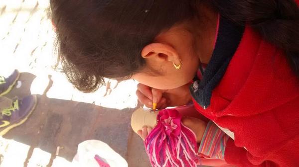 Marisol decora su muñequito, qué lindo festejo del #DiaDelNiño en el barrio Güemes!!