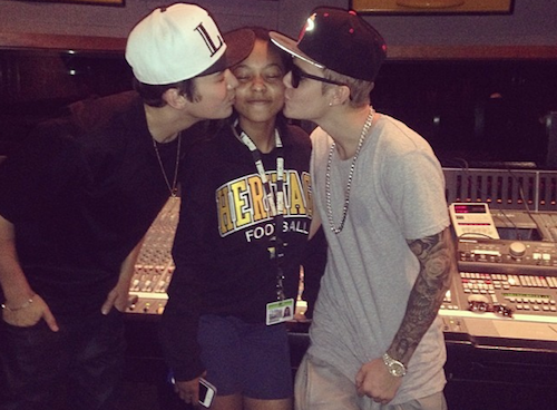 AustinMahoneWL's tweet photo. Me and Justin Bieber Never Kissed tha photo was fake this is the Real Photo we both Kissed a girl on The Cheek..... http://t.co/ECLURXNH07