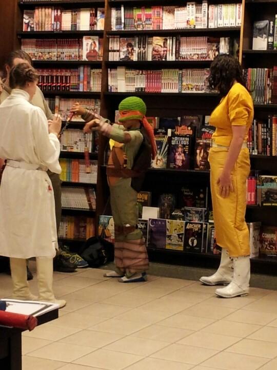 BookstoreCat's tweet photo. Princess Leia gets a nunchuk demo from a Mutant Ninja Turtle #GetPopCultured @BNRittenhouse @BNBuzz http://t.co/EFLQdZSVtF
