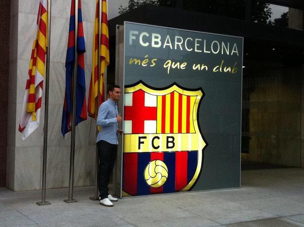FCBarcelona's tweet photo. Thomas Vermaelen poses with the FC Barcelona crest #VermaelenFCB http://t.co/M4Z7u4FODM