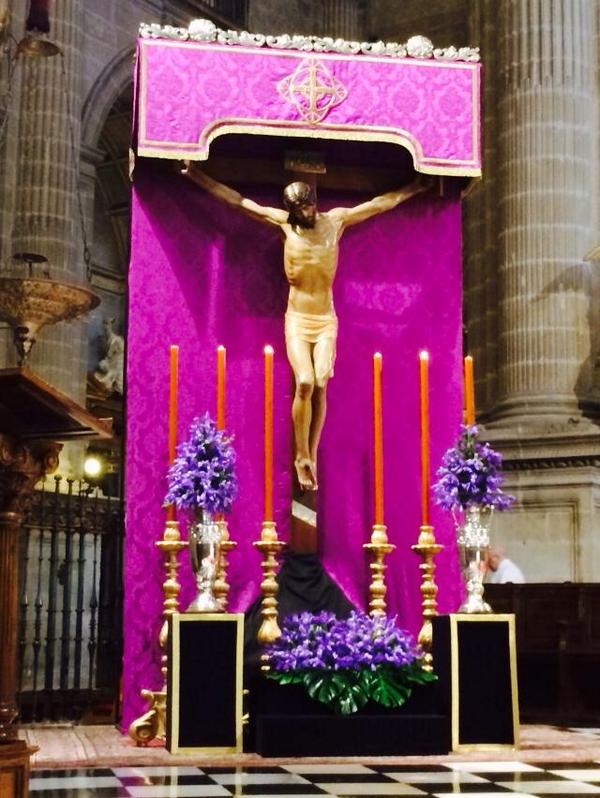 sentir_jaen's tweet photo. Altar catedralicio @Buenamuertejaen @Bmuertejaen @infocofradejaen @Jaen_Cofrade @pasioncofrade02 @AlboresdePasion http://t.co/uiKoq5r8GD
