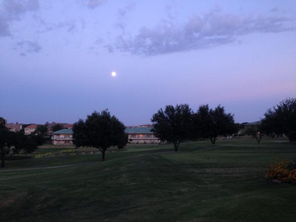 VinoMonkeyMS's tweet photo. Super moon rising @texsom http://t.co/PEgIMEoYV6