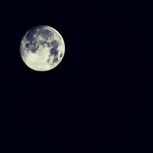 781335a's tweet photo. @ideal_granada #Lunallena en #Granada http://t.co/sepAf6ye4r
