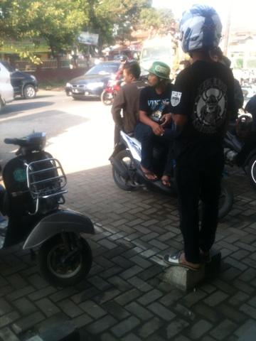 maenbal's tweet photo. Viking Pameungpeuk &amp; Viking Banjaran sudah bersiap di Pameungpeuk untuk mengantar Alm. Mang Ayi. http://t.co/KcYfB1zaub