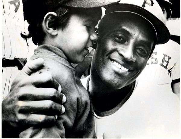 BucnPR's tweet photo. @Baseball_Photos another pic of Clemente @Pirates http://t.co/zsaSKJw0bQ