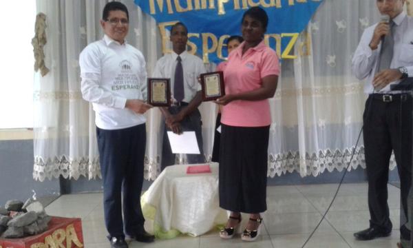 Líder que multiplicó su grupo recibe placa#multipliqueesperana@everondonato <a href="/AdventistasEC/">Adventistas Ecuador</a> <a href="/prertonkohler/">Erton C Köhler</a>