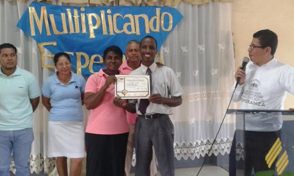 El líder junto al nuevo líder entregando el certificado a aquel que fue su líder asociado@everondonato @MEScomunica