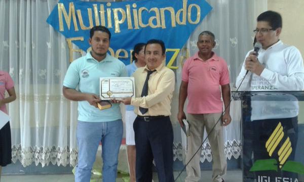 Los nuevos grupos recibe su certificado de nacimiento@everondonato <a href="/AdventistasEC/">Adventistas Ecuador</a> <a href="/prertonkohler/">Erton C Köhler</a> <a href="/PrPabloCarbajal/">Pablo Carbajal</a>